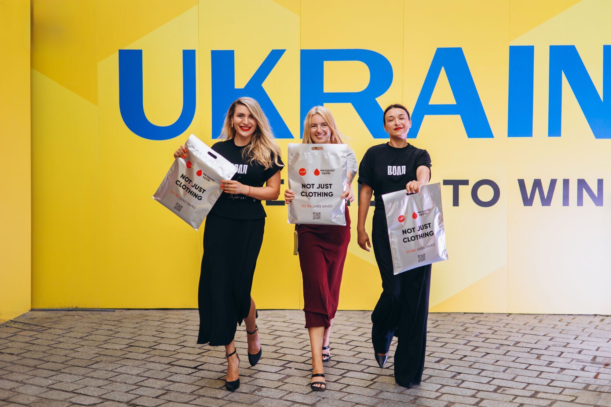 Одежда, которая спасает жизни: "Не просто вещи" от банка ПУМБ презентовали во время Олимпиады в Париже