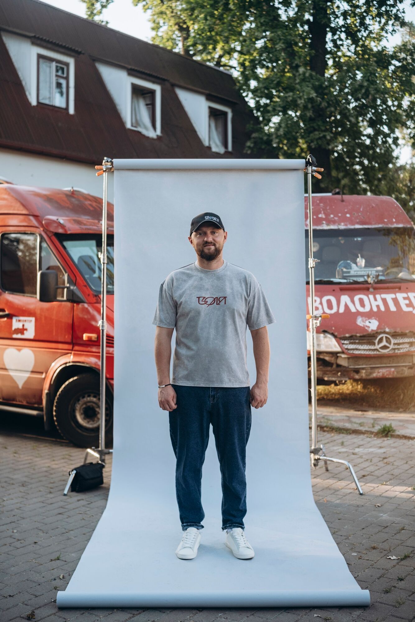 Одежда, которая спасает жизни: "Не просто вещи" от банка ПУМБ презентовали во время Олимпиады в Париже