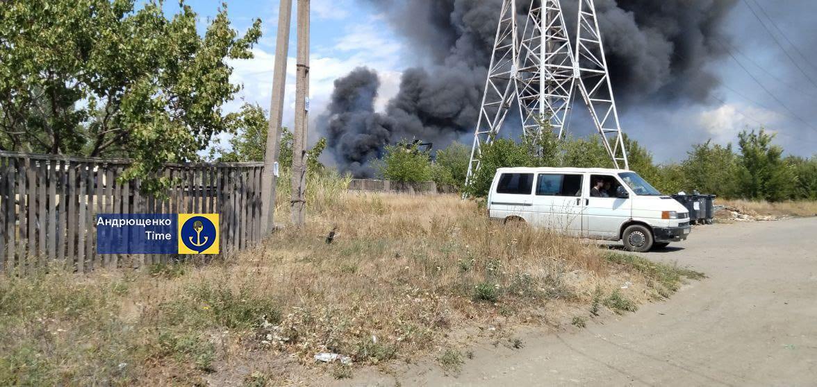 У Маріуполі спалахнула масштабна пожежа в районі військової бази окупантів. Фото та відео