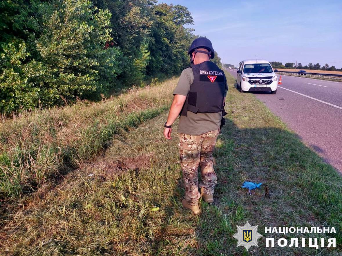 В Киевской области трактор во время кошения травы подорвался на гранате. Подробности и фото