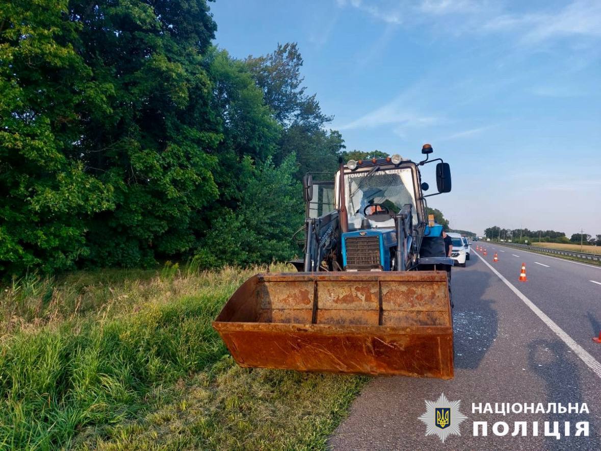 В Киевской области трактор во время кошения травы подорвался на гранате. Подробности и фото