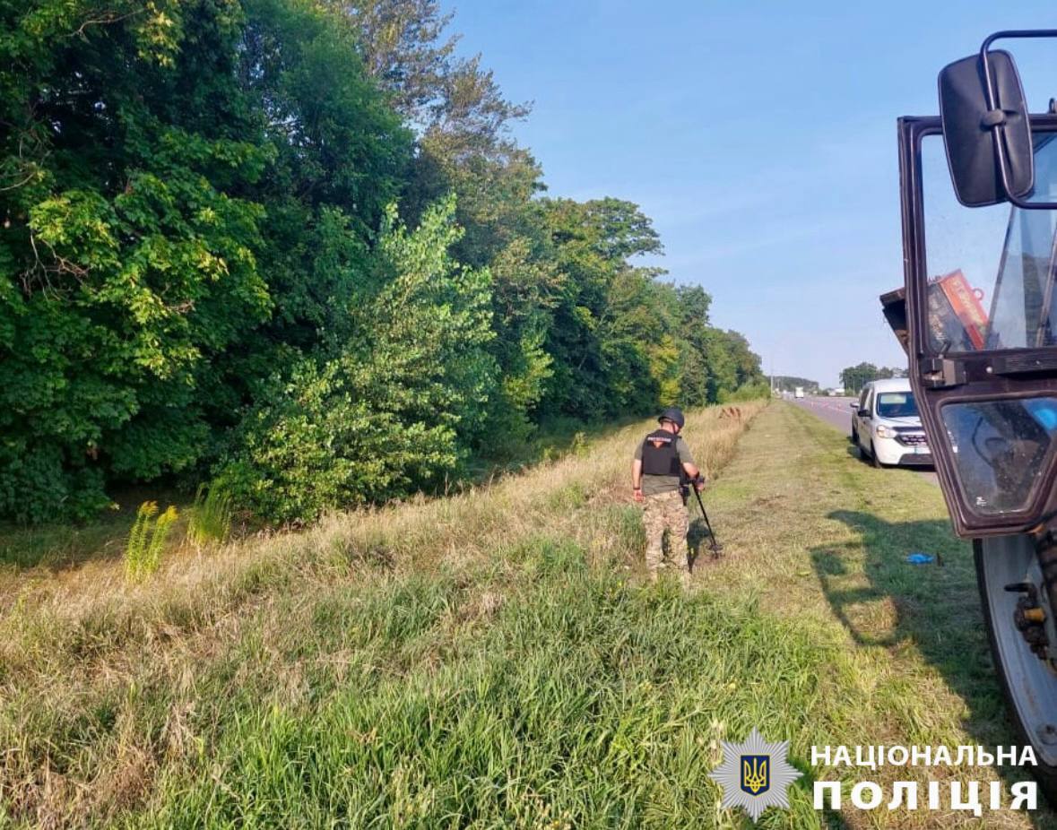 В Киевской области трактор во время кошения травы подорвался на гранате. Подробности и фото