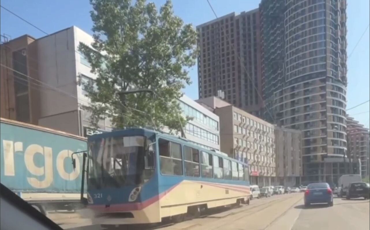 Їхав заднім ходом на великій швидкості: з’явилось відео ДТП, у якій трамвай пошкодив десяток авто у Києві