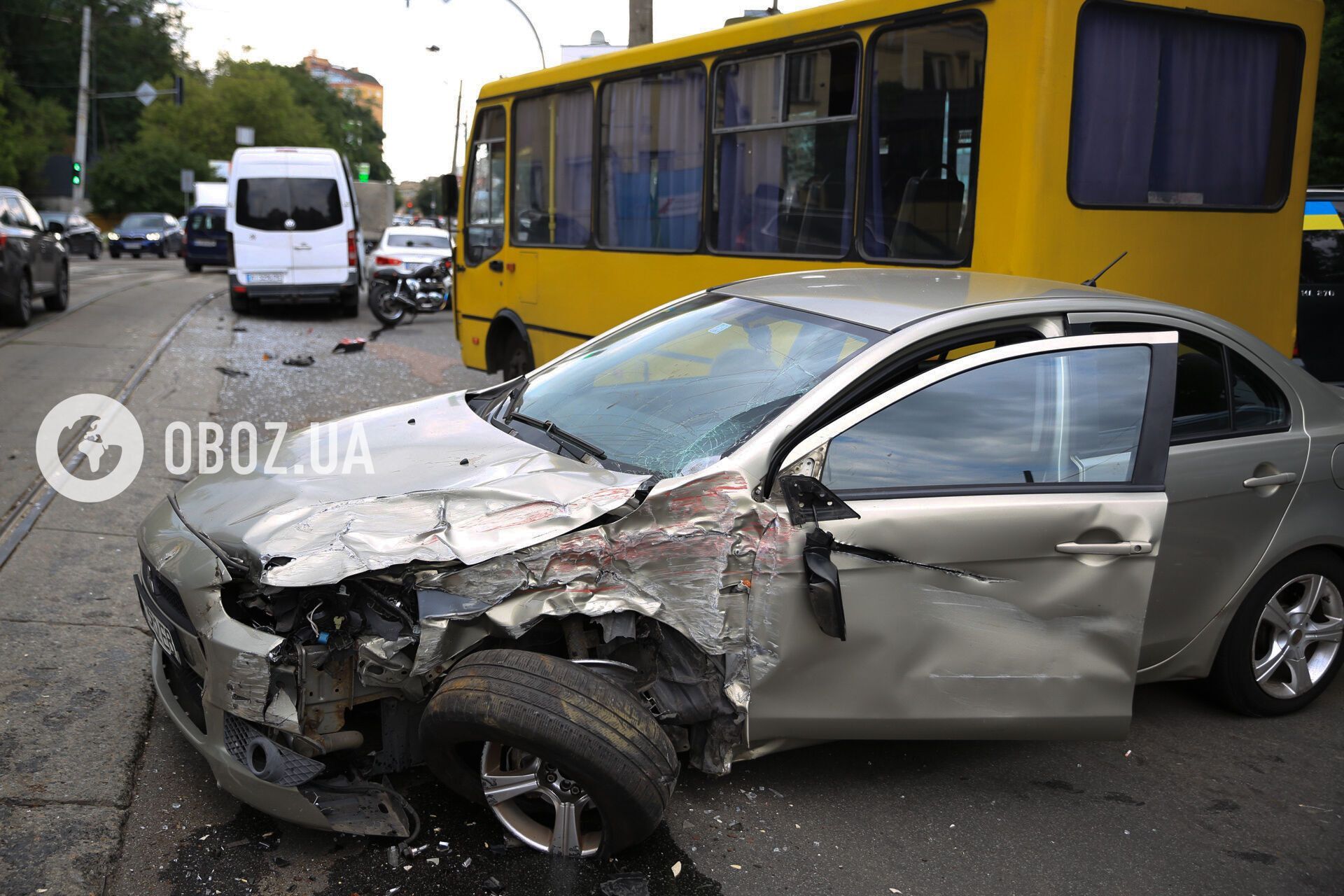 У Києві сталась масштабна аварія за участі трамваїв та щонайменше 10 авто: є постраждалі. Усі подробиці, фото і відео