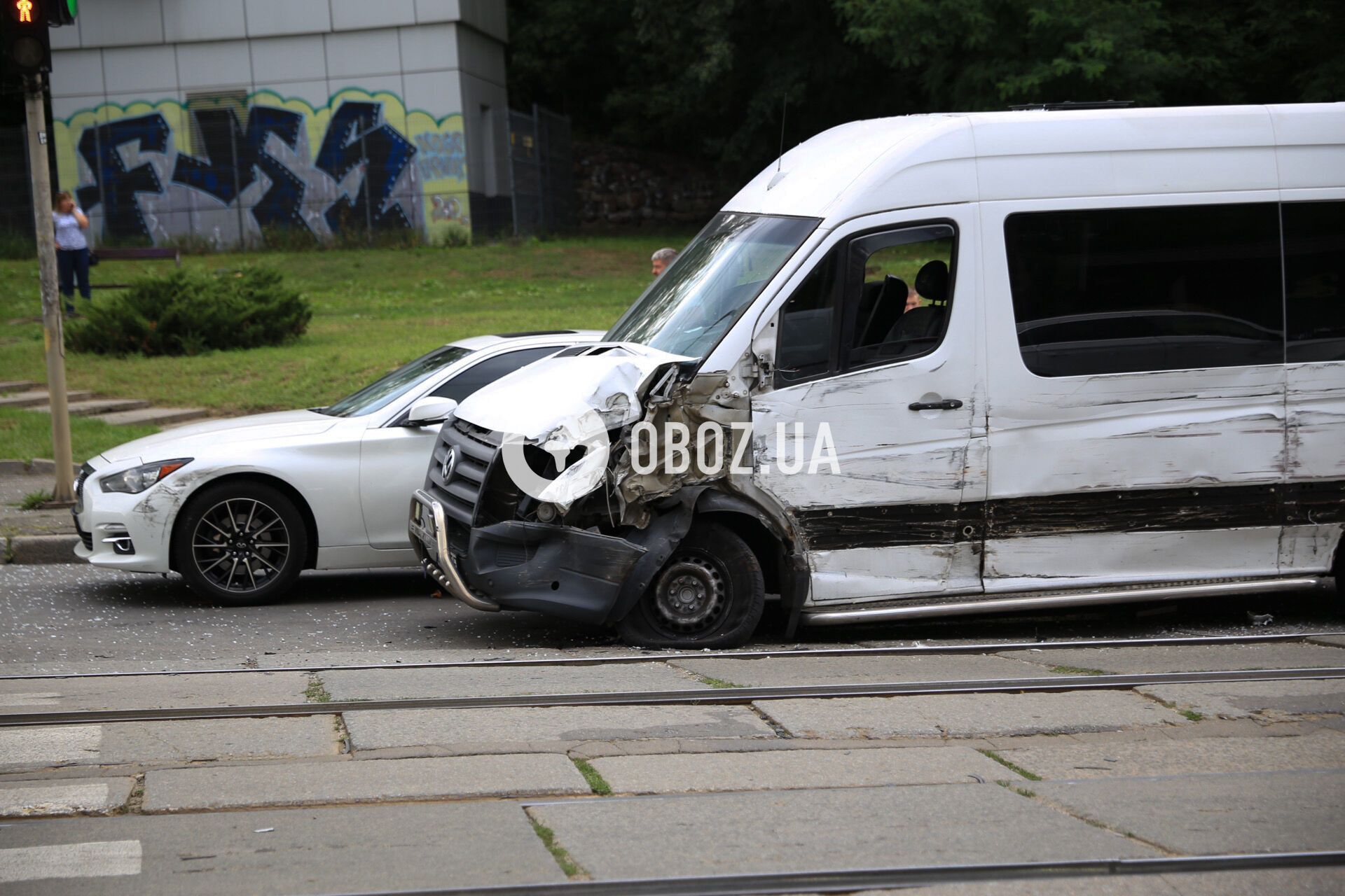 У Києві сталась масштабна аварія за участі трамваїв та щонайменше 10 авто: є постраждалі. Усі подробиці, фото і відео