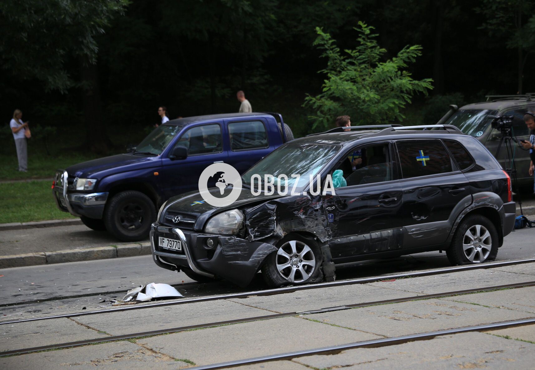 У Києві сталась масштабна аварія за участі трамваїв та щонайменше 10 авто: є постраждалі. Усі подробиці, фото і відео