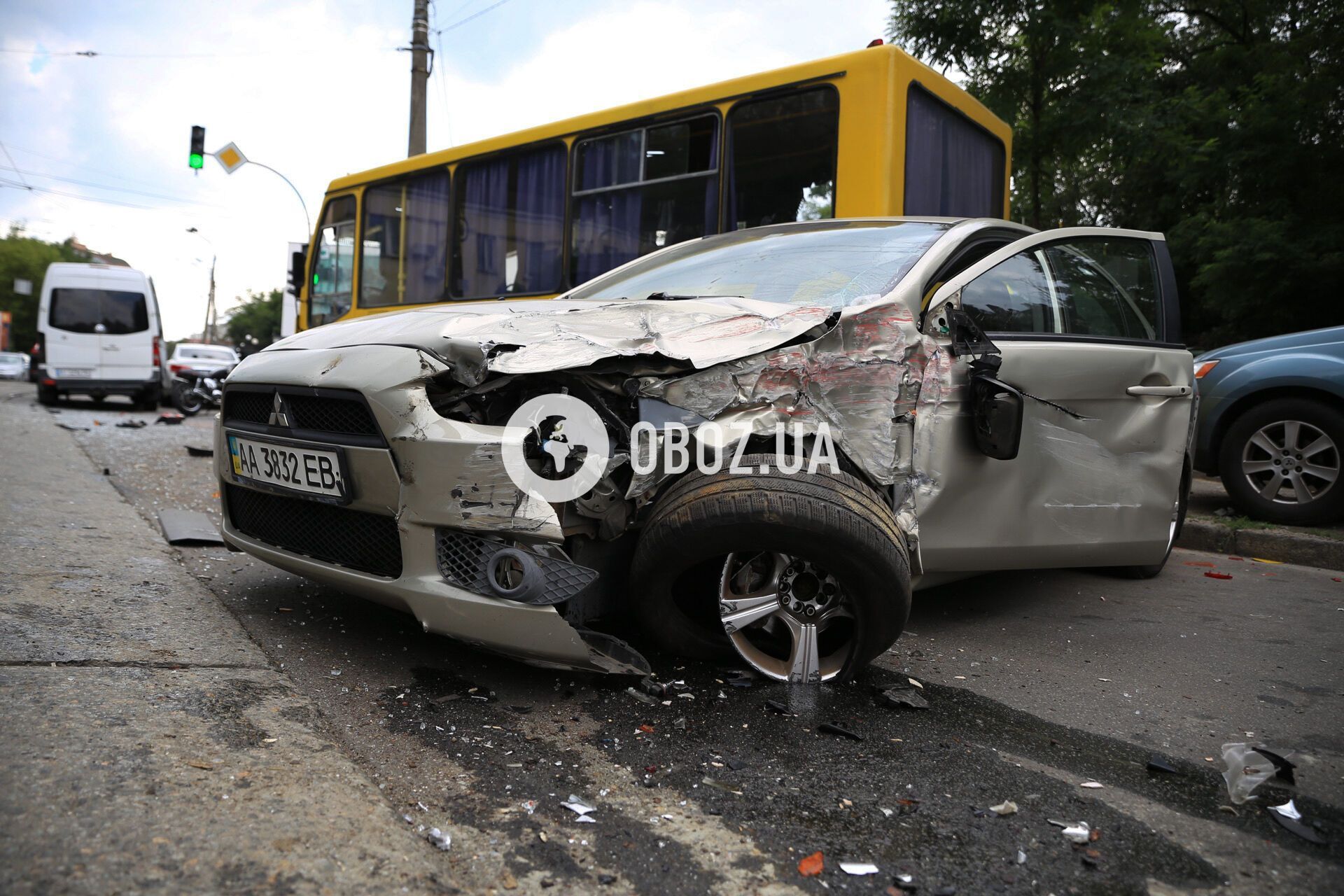 У Києві сталась масштабна аварія за участі трамваїв та щонайменше 10 авто: є постраждалі. Усі подробиці, фото і відео