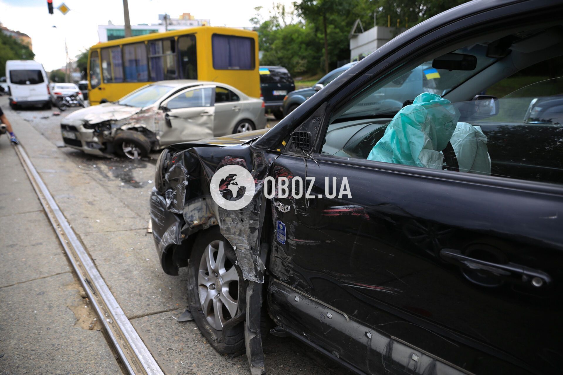 У Києві сталась масштабна аварія за участі трамваїв та щонайменше 10 авто: є постраждалі. Усі подробиці, фото і відео