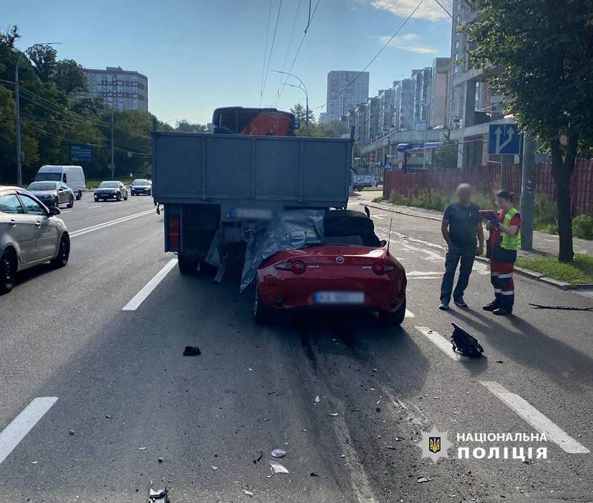 У Києві на проспекті Лобановського зіткнулись вантажівка та легковик: є загиблий. Подробиці, фото і відео