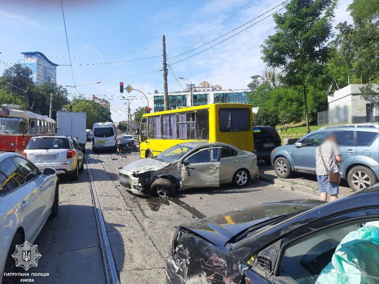 У Києві сталась масштабна аварія за участі трамваїв та щонайменше 10 авто: є постраждалі. Усі подробиці, фото і відео