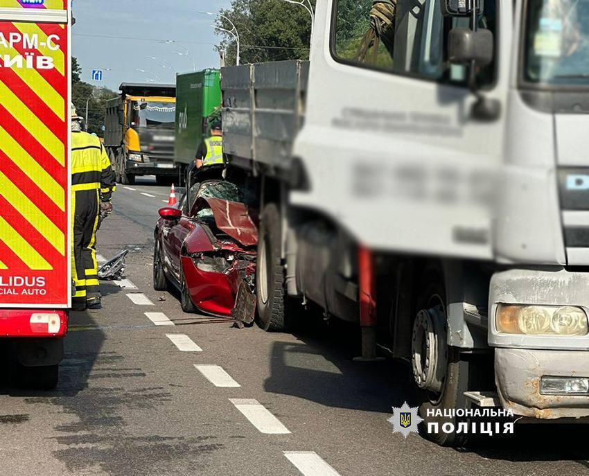 У Києві на проспекті Лобановського зіткнулись вантажівка та легковик: є загиблий. Подробиці, фото і відео