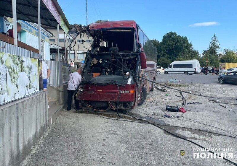 В Хмельницкой области автобус с детьми, которые ехали на отдых в Болгарию, попал в ДТП: есть пострадавшие. Фото