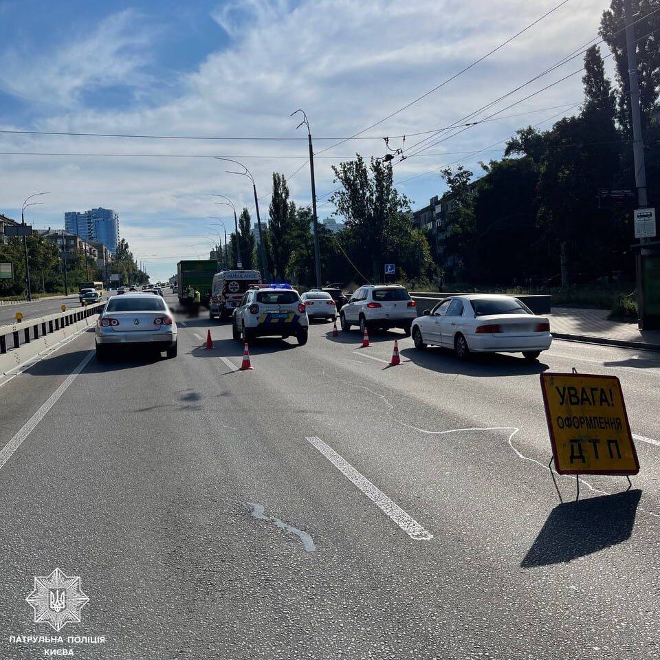 У Києві у ДТП із вантажівкою загинув мотоцикліст: фото і відео з місця