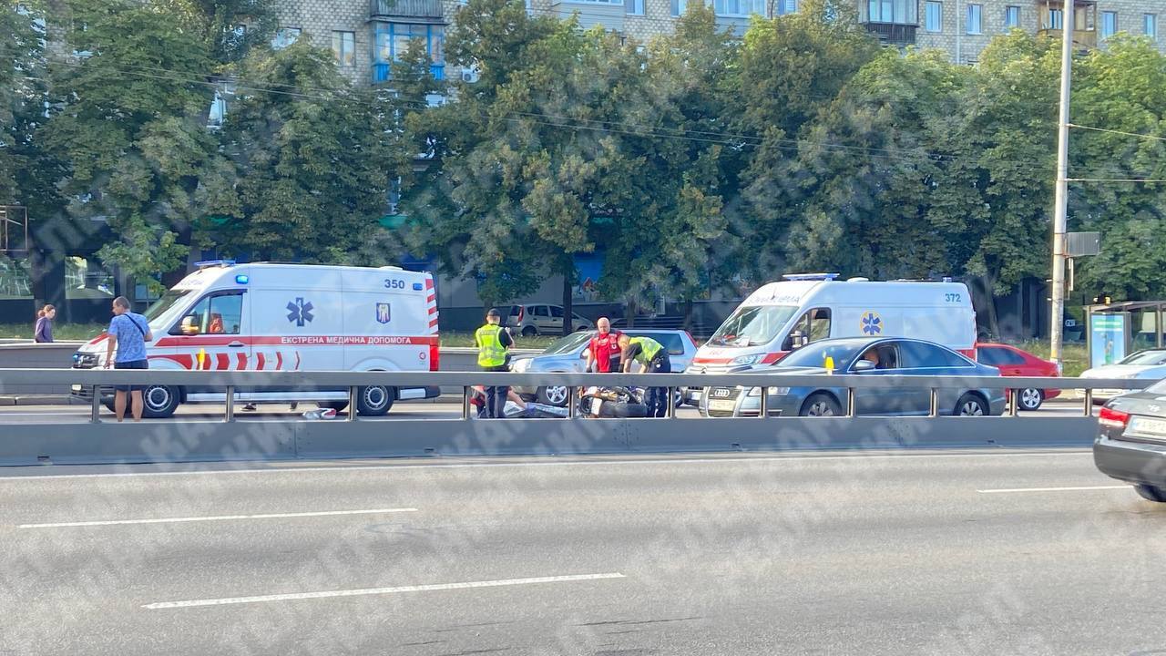 У Києві у ДТП із вантажівкою загинув мотоцикліст: фото і відео з місця