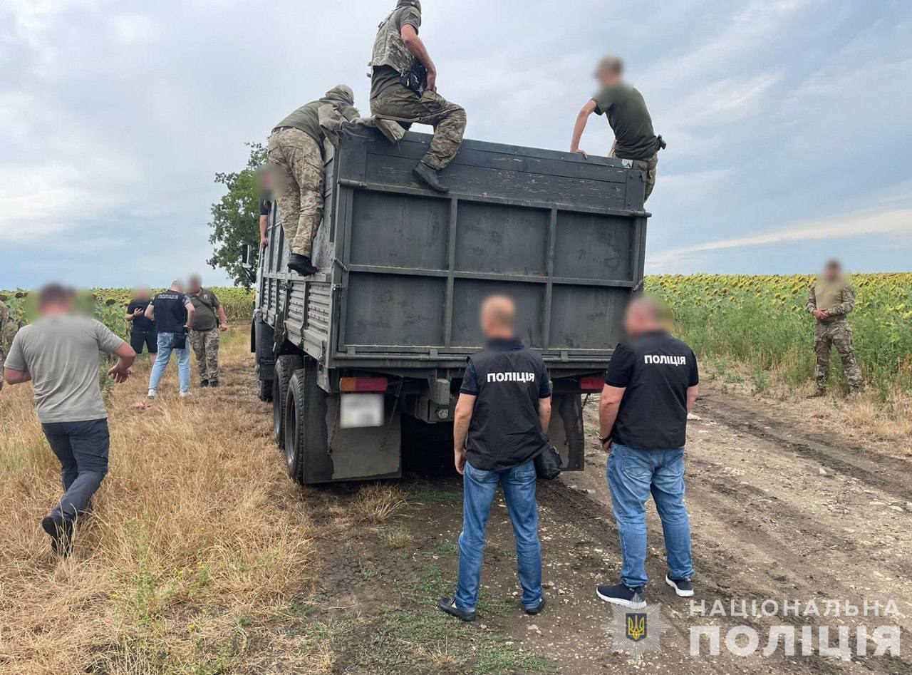 Мужчины прятались в кузове