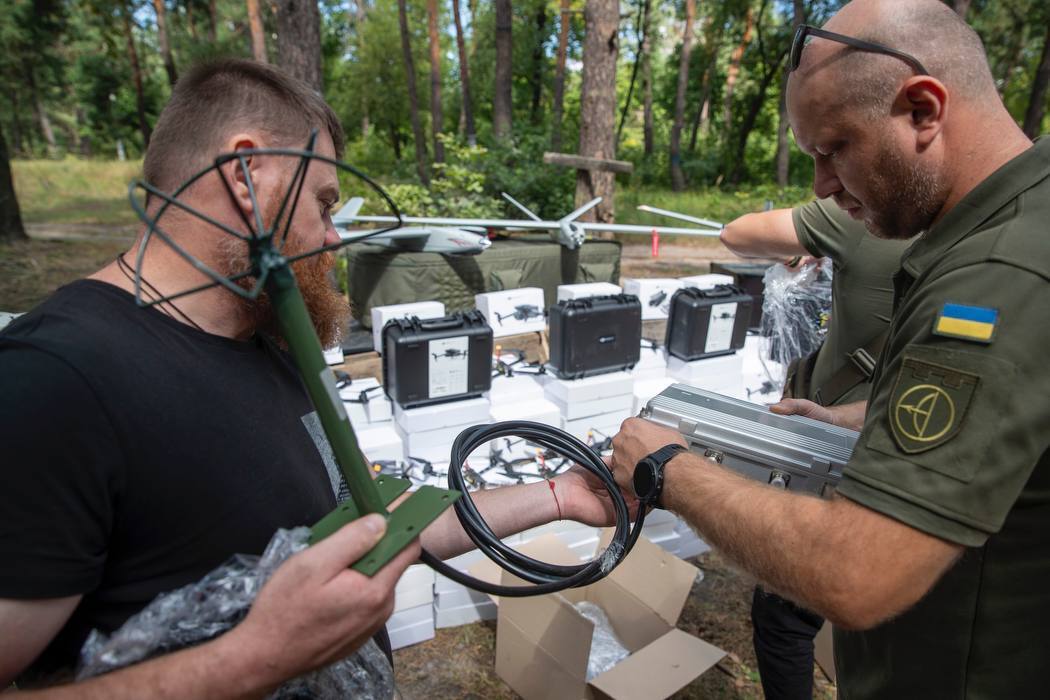 БпЛА разных типов и автомобильные системы РЭБ: Кличко передал бойцам новую партию помощи от Киева. Фото