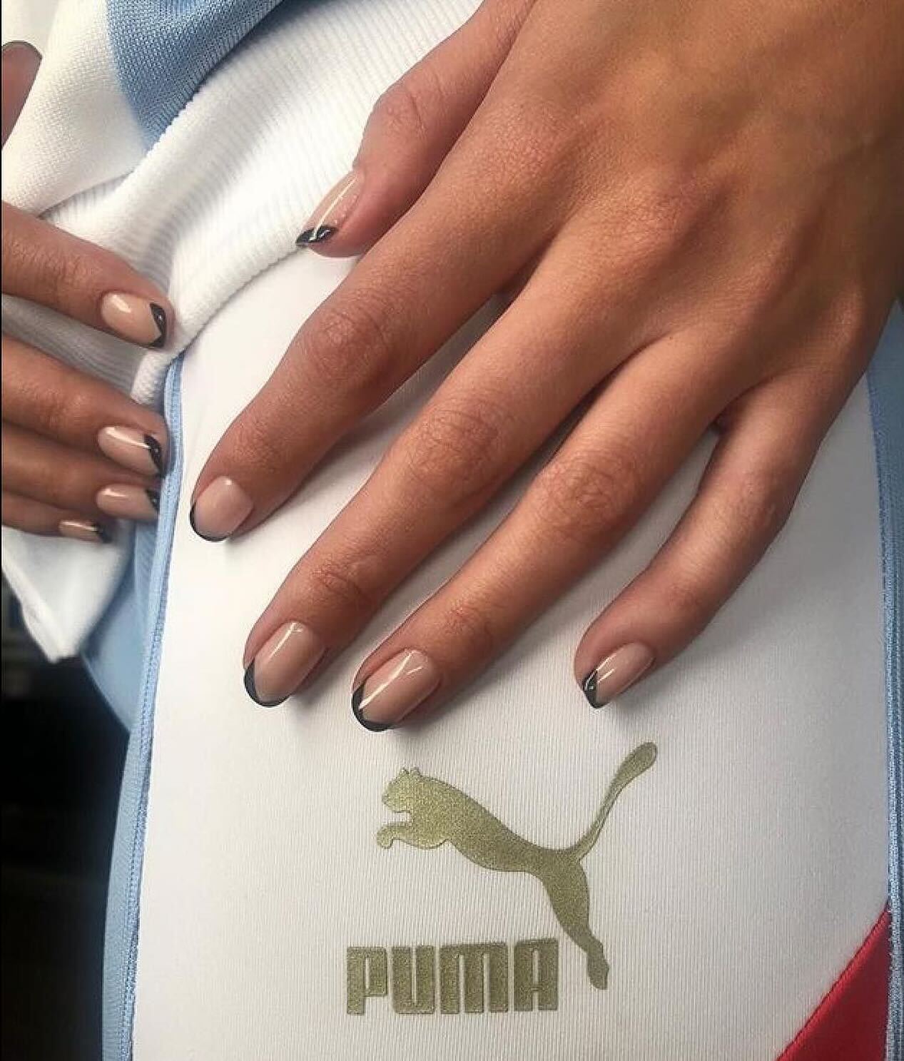 Никогда не выйдет из моды: Селена Гомес показала нежный маникюр, подходящий под все. Фото