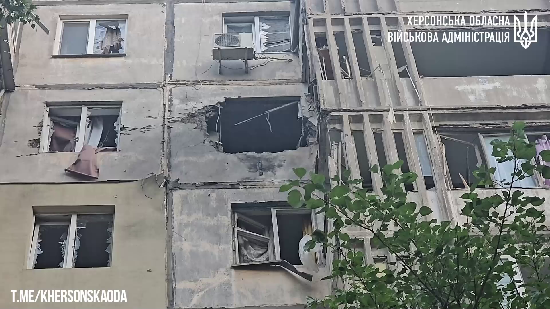 Росіяни обстріляли багатоповерховий будинок у центрі Херсона: є руйнування. Відео