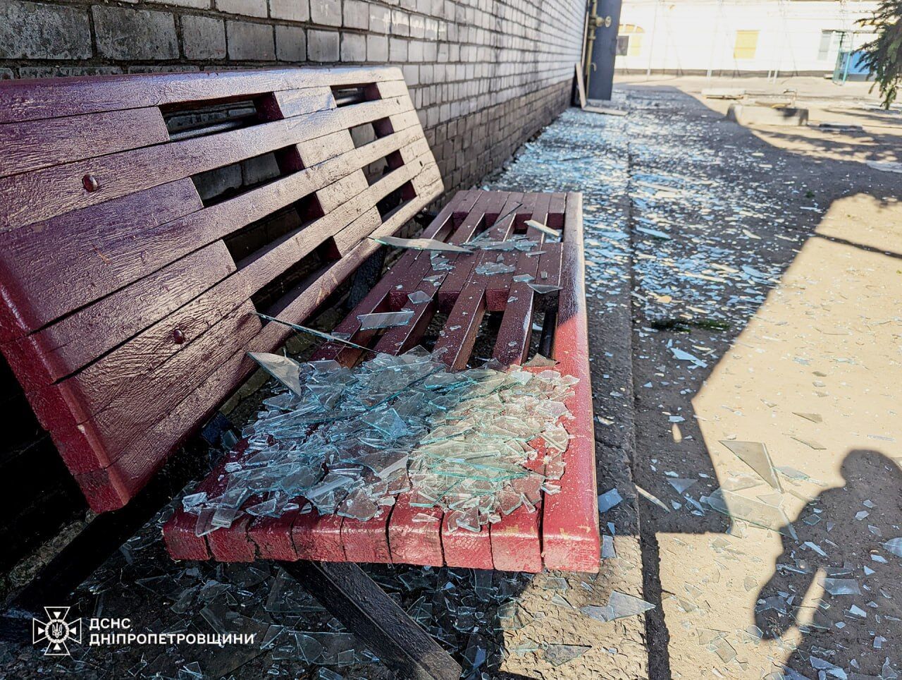 Росіяни прицільно вдарили по базі ДСНС у Нікополі: пошкоджено техніку рятувальників. Фото