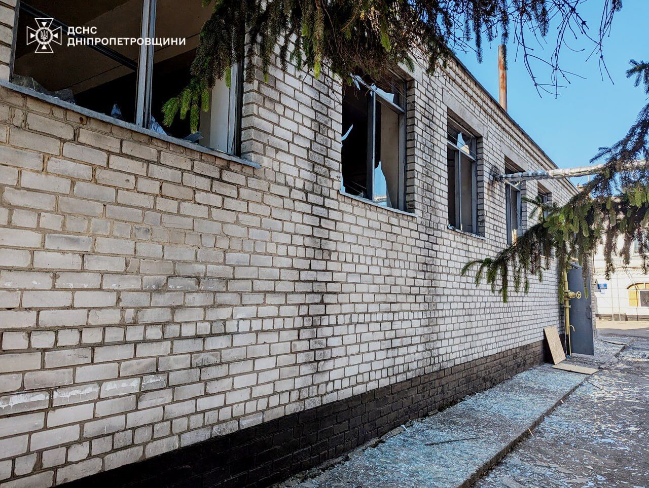 Росіяни прицільно вдарили по базі ДСНС у Нікополі: пошкоджено техніку рятувальників. Фото