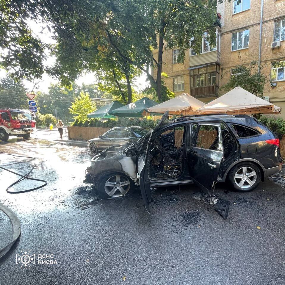 В центре Киева произошел пожар: столб дыма видели в нескольких районах города. Фото и видео