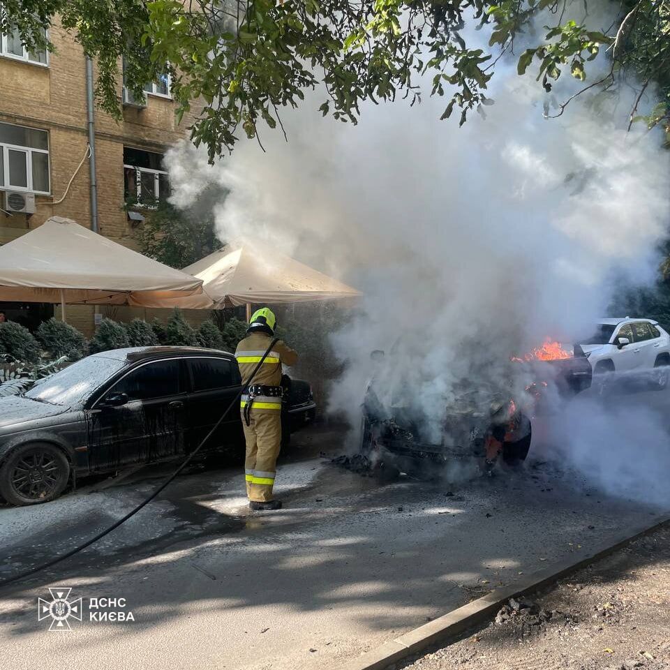 В центре Киева произошел пожар: столб дыма видели в нескольких районах города. Фото и видео