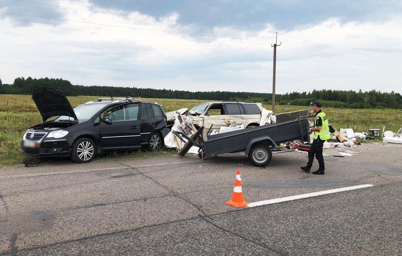 Водій заснув за кермом: на Рівненщині зіткнулися мінівен і позашляховик, постраждали 10 осіб. Фото