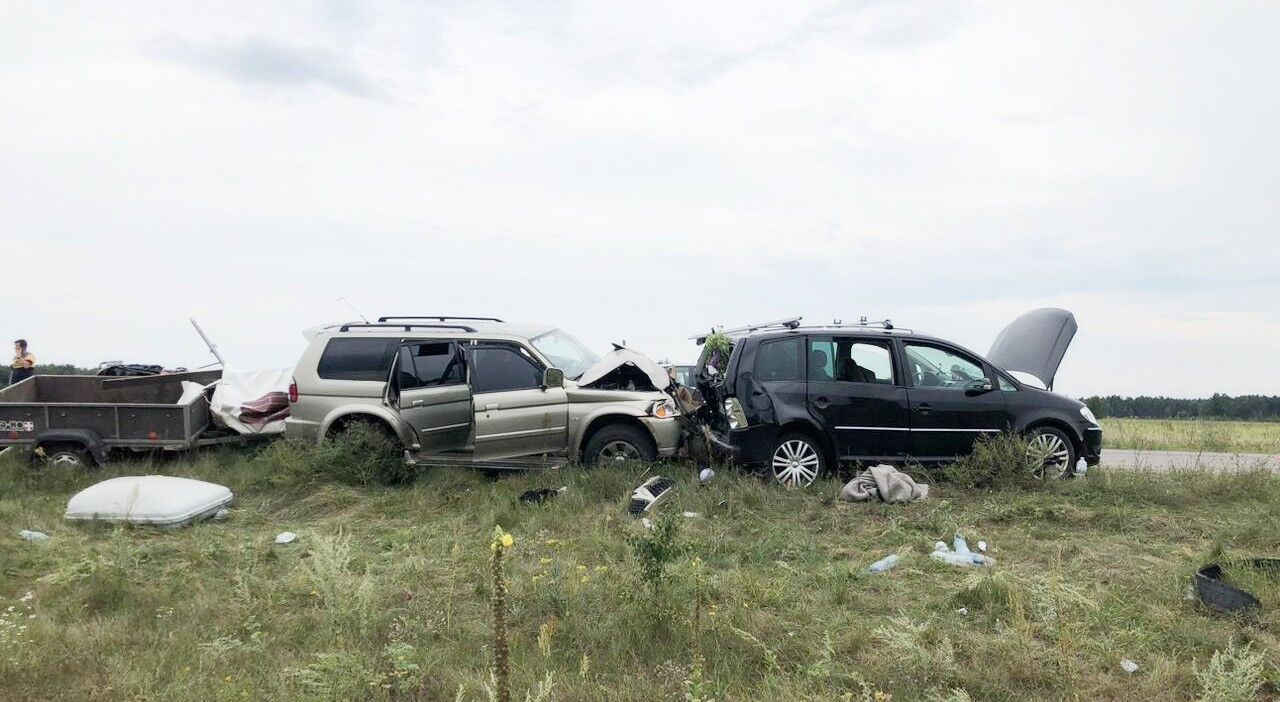 Водій заснув за кермом: на Рівненщині зіткнулися мінівен і позашляховик, постраждали 10 осіб. Фото