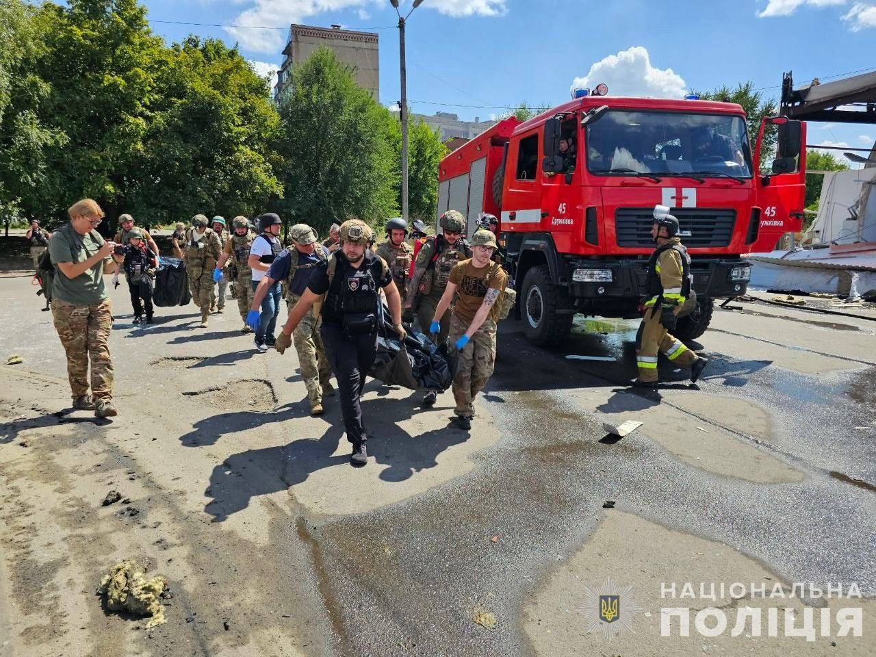 Удар РФ по ТЦ в Константиновке: 14 человек погибли, десятки раненых. Фото и видео