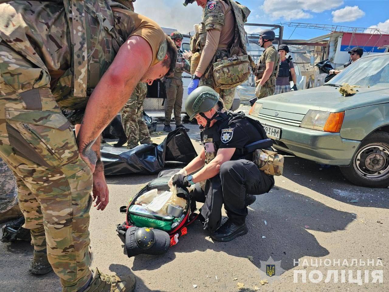 Удар РФ по ТЦ в Константиновке: 14 человек погибли, десятки раненых. Фото и видео