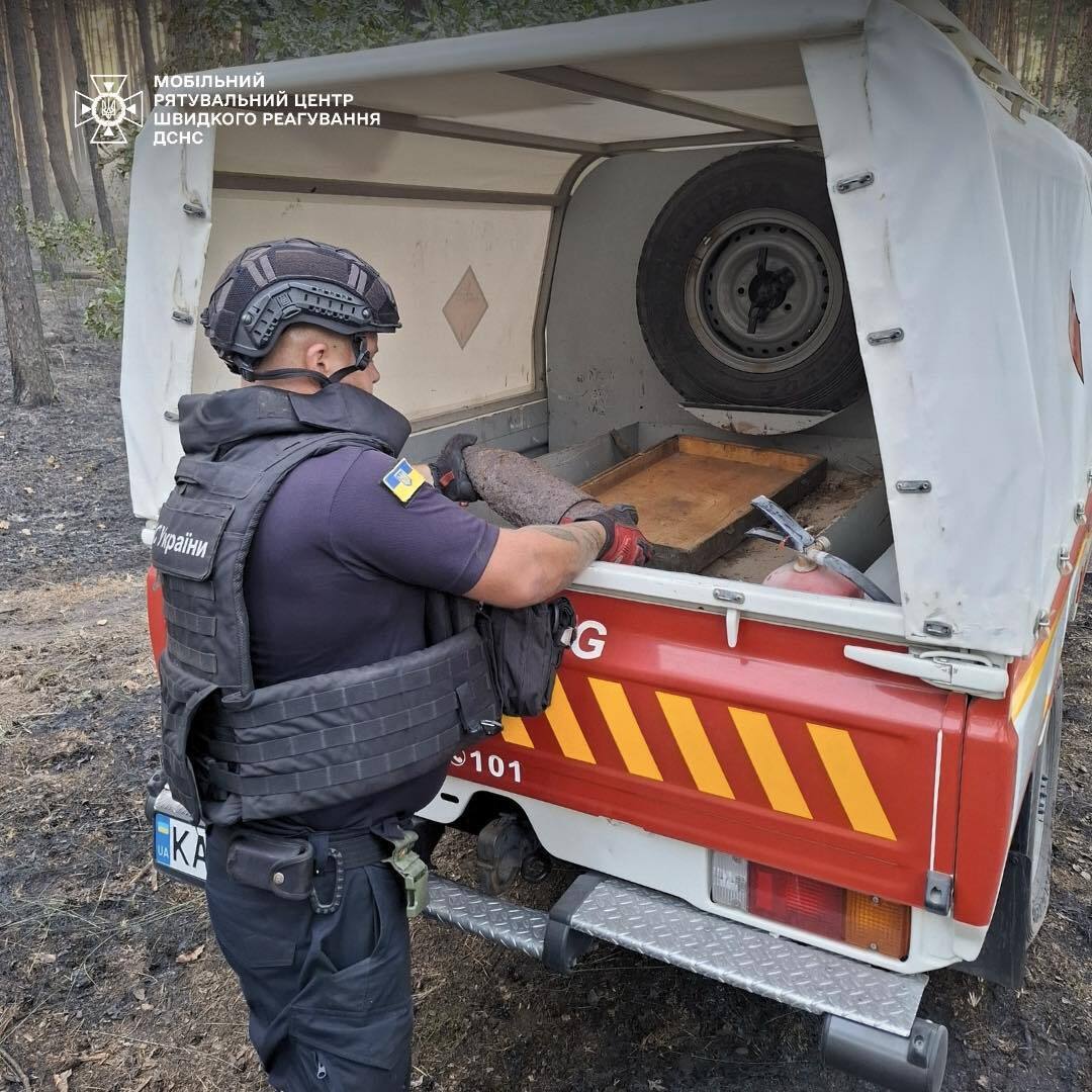 В Киеве во время тушения пожара обнаружили артиллерийские снаряды. Подробности и фото