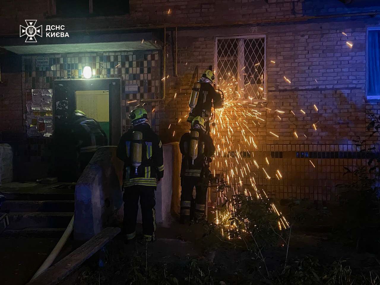 В Киеве произошел пожар в жилом доме: есть погибший. Подробности и фото