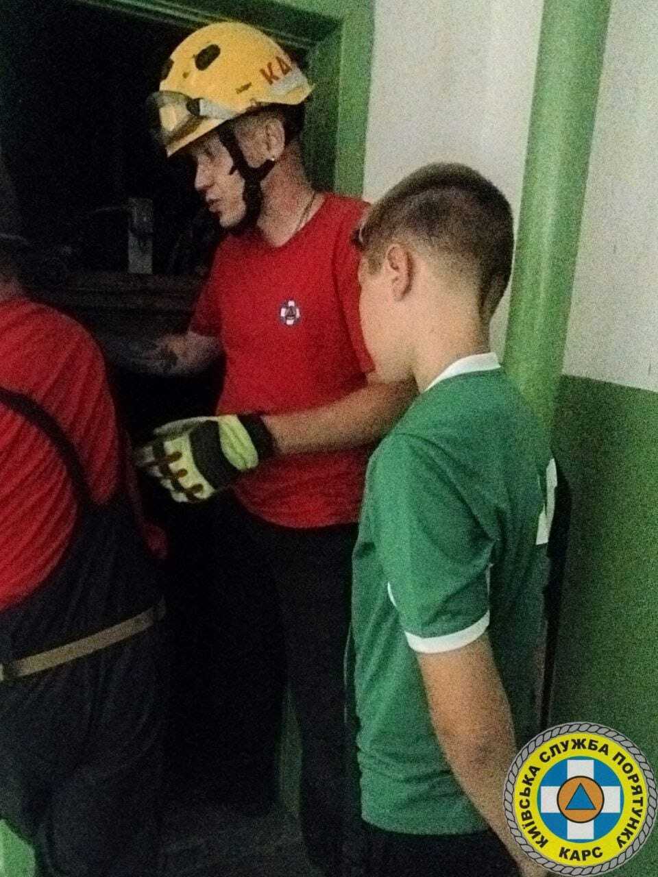 В Киеве на Оболони подросток застрял в "железной ловушке" между этажами дома. Подробности и фото