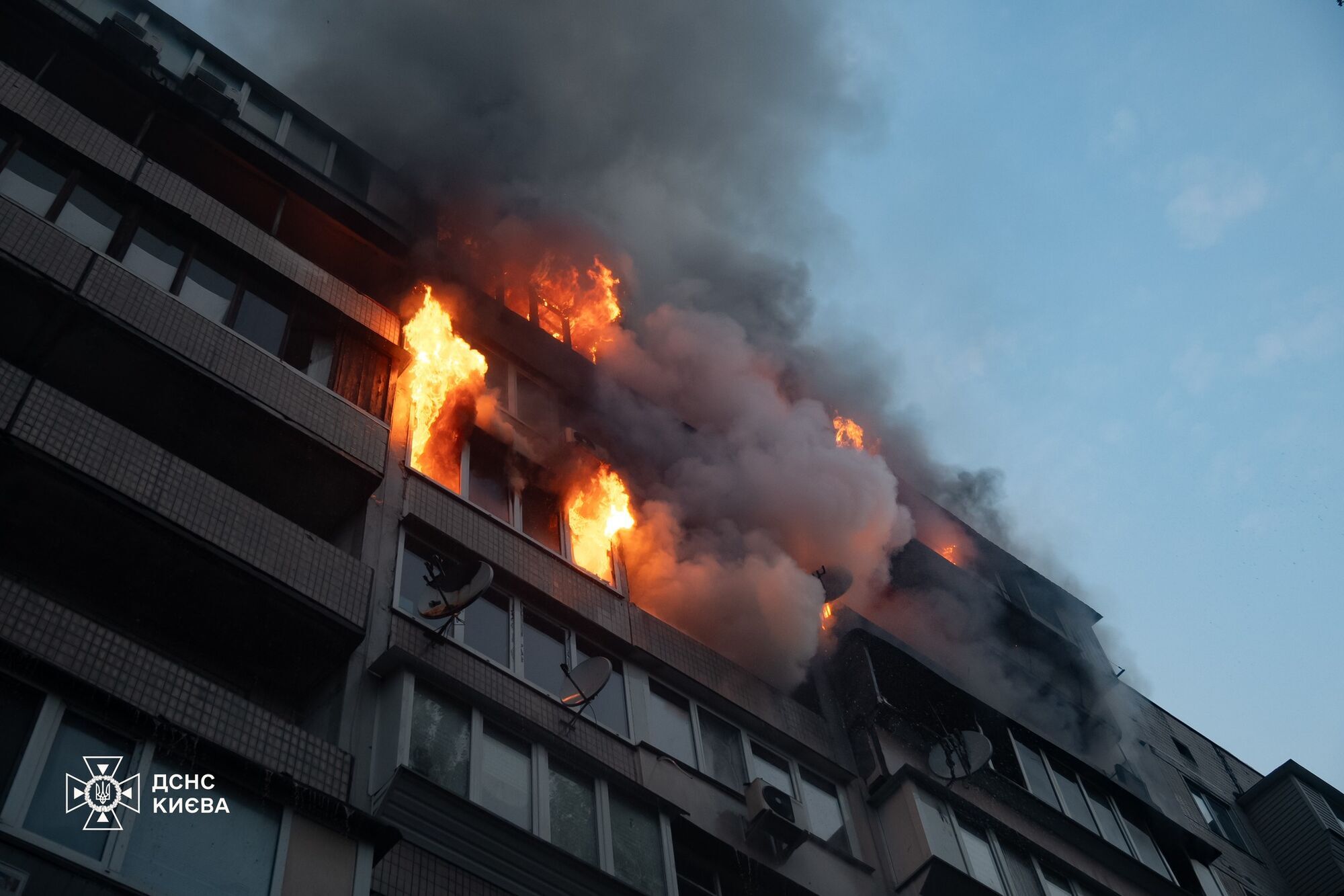 В Киеве произошел ужасный пожар: горела девятиэтажка на Шептицкого. Фото и видео