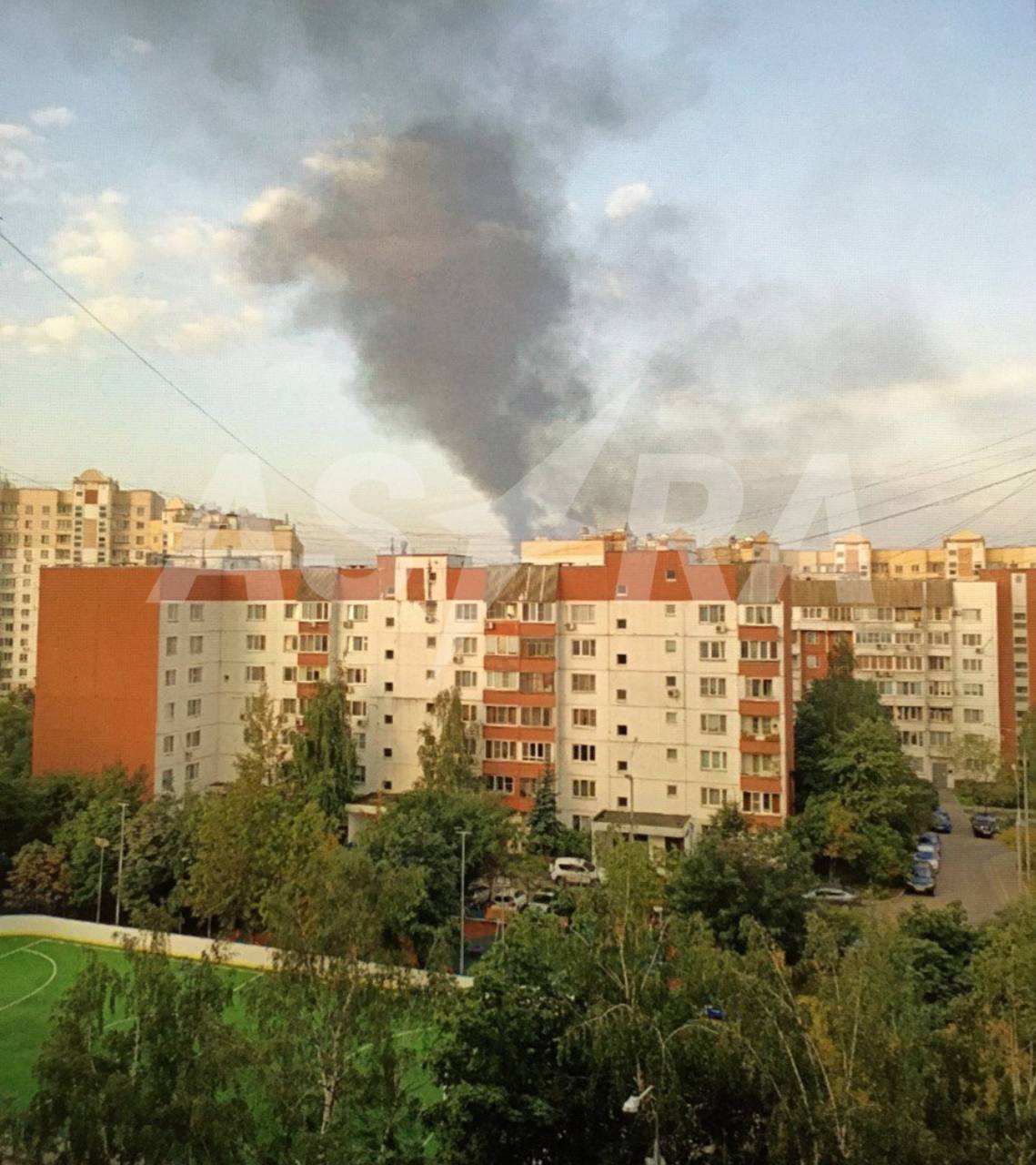 Беспилотники атаковали НПЗ в Москве: зафиксированы попадания и пожар. Видео