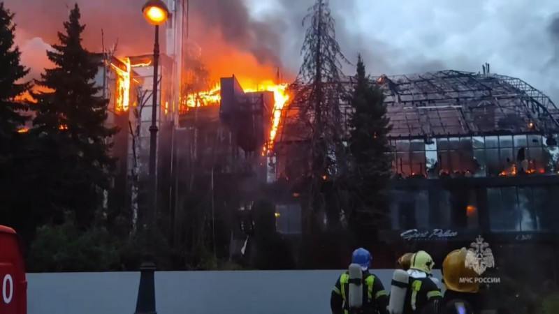 В Санкт-Петербурге вспыхнул мощный пожар: дым виден почти из любой точки города. Видео