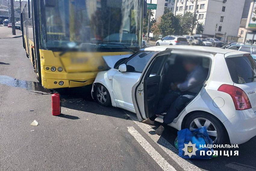 У Києві сталась аварія за участі легковика та тролейбуса: є постраждалі. Подробиці і фото