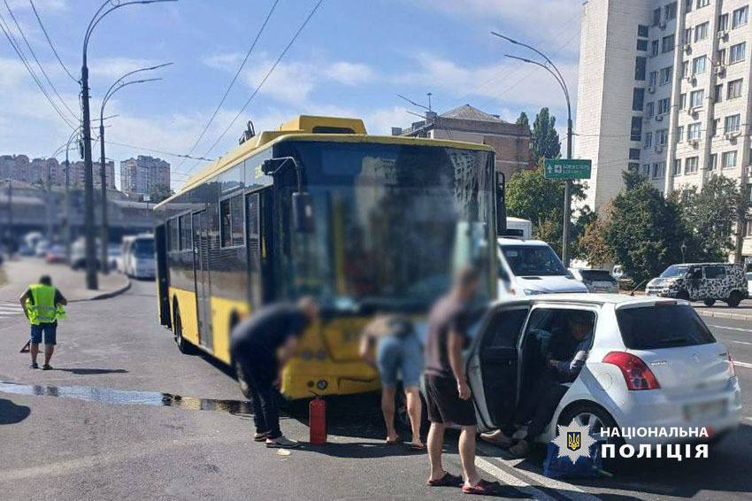 У Києві сталась аварія за участі легковика та тролейбуса: є постраждалі. Подробиці і фото