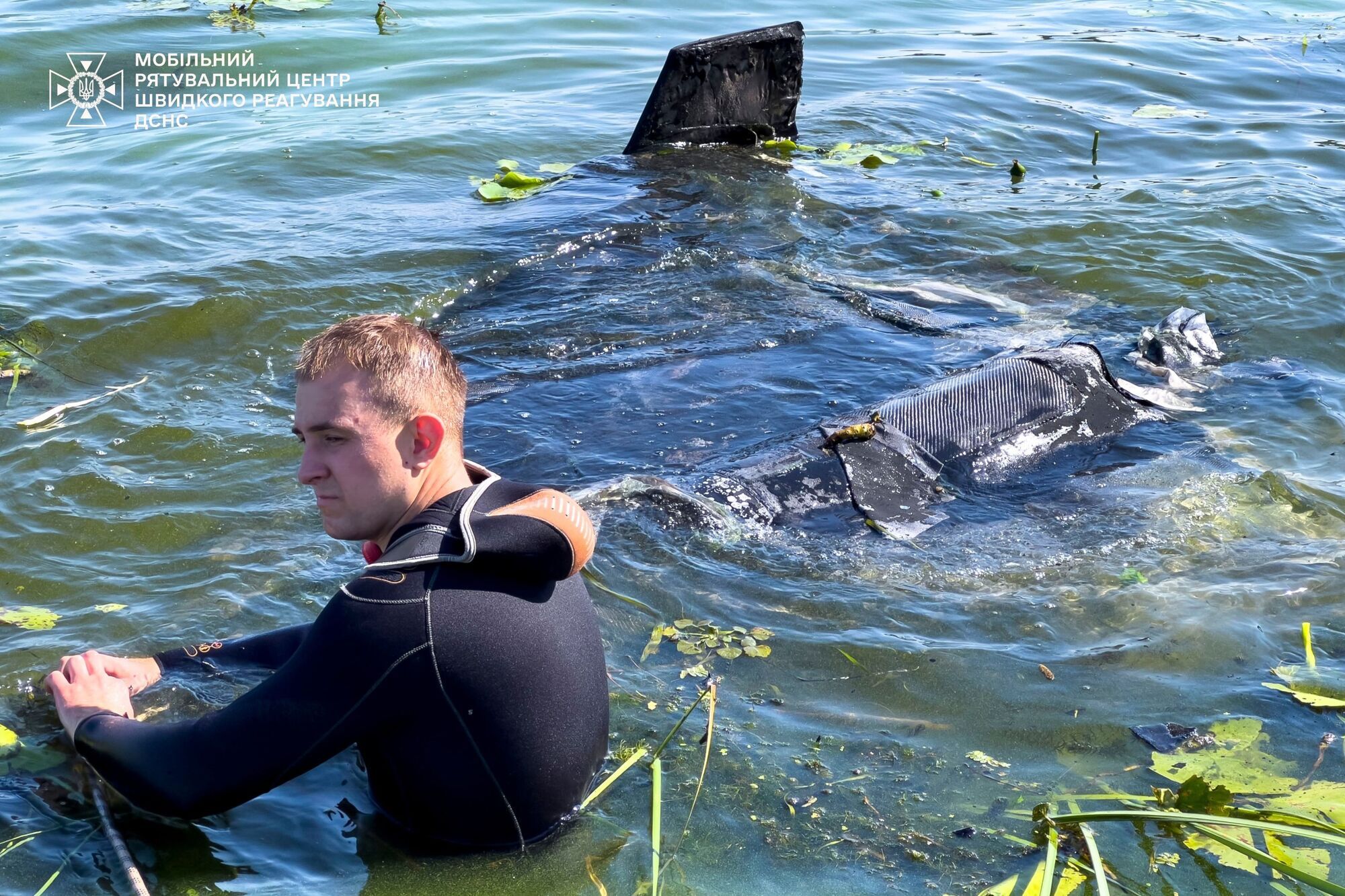 "Металлические обломки плавали на поверхности воды": водолазы-саперы ГСЧС изъяли из Днепра часть беспилотника. Фото и видео