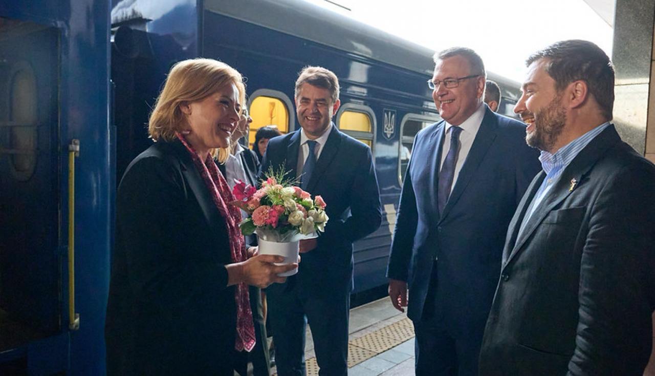 Ключовими стали п'ять тем: в Україні пройшов новий саміт Кримської платформи за участю важливих гостей. Фото і відео