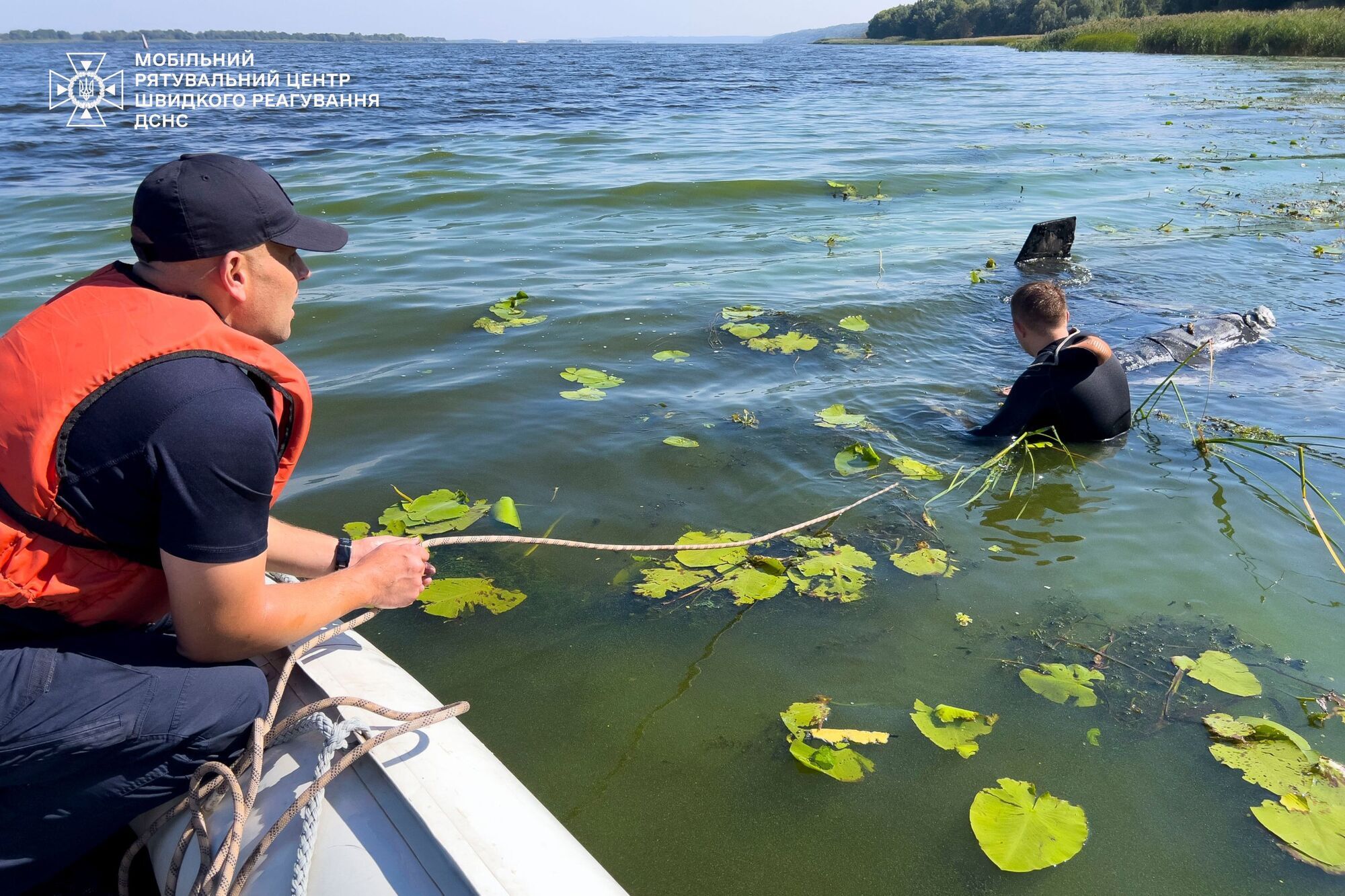 "Металеві уламки плавали на поверхні води": водолази-сапери ДСНС вилучили з Дніпра частину безпілотника. Фото і відео