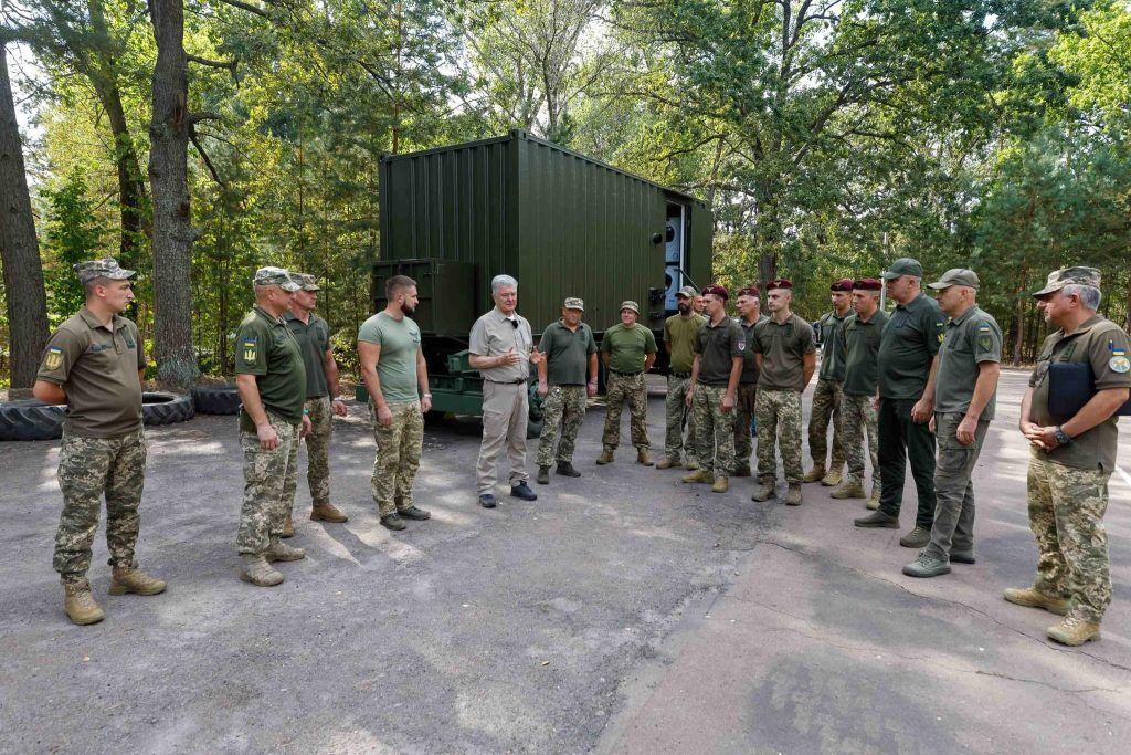 Крім фронту не забуваємо і про тил: Порошенко передав техніку підрозділам, які забезпечують навчання та ротацію бійців