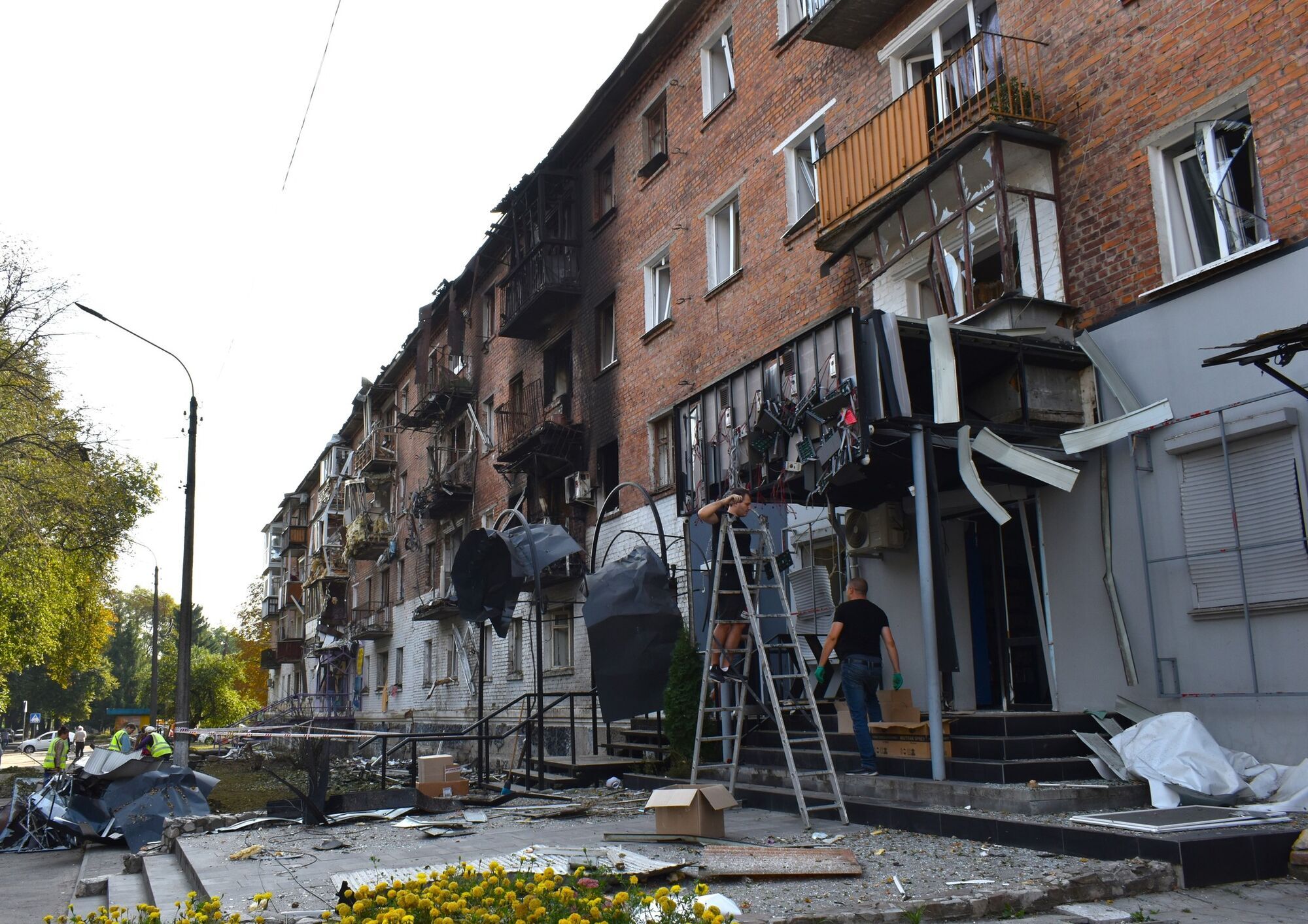 Будинки без вікон, розбиті трамвайні колії та обстріляні школи: що відбувається в Конотопі після жахливої атаки "Шахедами"