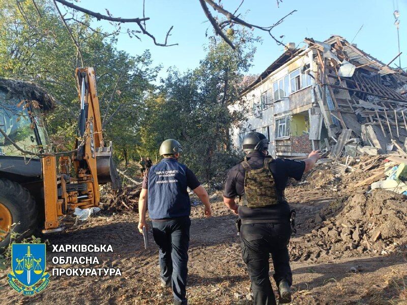 Окупанти вдарили по Харківщині, є руйнування: з-під завалів врятували жінку. Фото