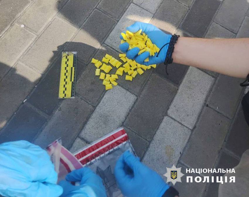 У Києві на вокзалі в підлітка знайшли близько 350 згортків із метадоном. Подробиці і фото