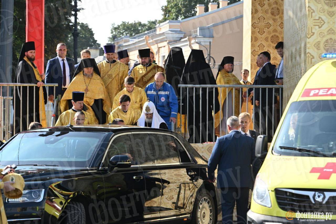 Главу РПЦ Кирила після публічного виступу, в якому він критикував Захід, "відкачували" лікарі. Фото