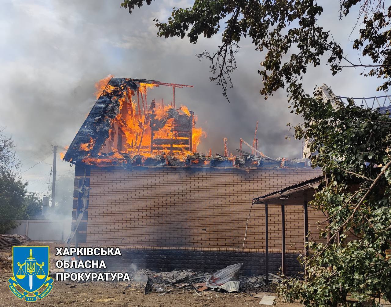 Окупанти двічі поспіль вдарили касетними боєприпасами по Боровій на Харківщині: горіли будинки, є загиблі. Фото