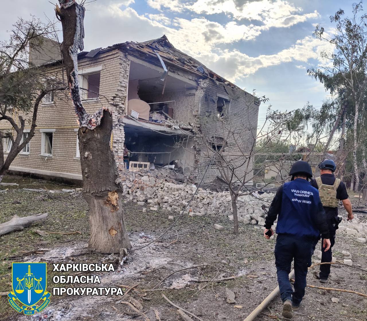 оккупанты дважды подряд ударили кассетными боеприпасами по Боровой на Харьковщине: горели дома, есть погибшие. Фото