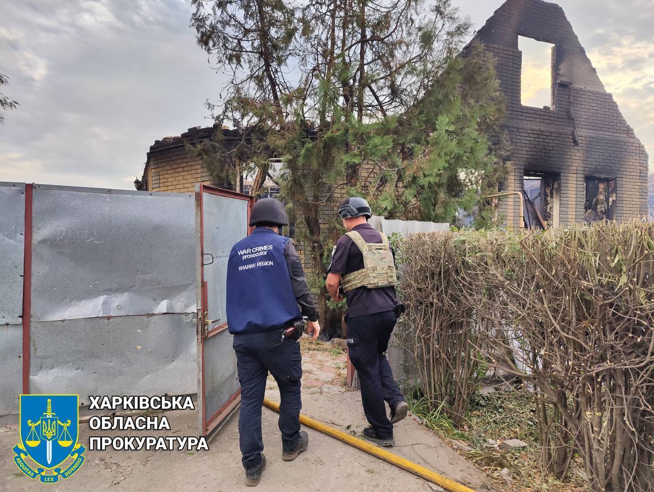 Окупанти двічі поспіль вдарили касетними боєприпасами по Боровій на Харківщині: горіли будинки, є загиблі. Фото