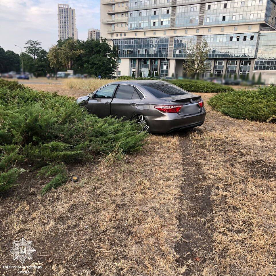 В Киеве пьяный водитель легковушки на скорости вылетел на клумбу: момент ДТП зафиксировала камера. Фото и видео